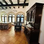 Maison Du Roy / Royal Chambers *