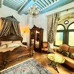 Maison Du Roy / Royal Chambers *