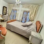 Maison Du Roy / Royal Chambers