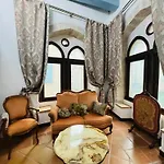 Maison Du Roy / Royal Chambers *