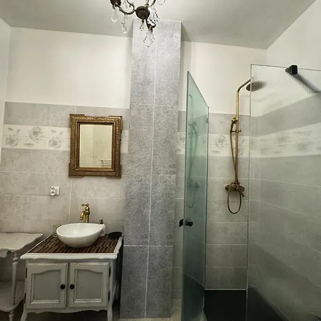 Apartment Maison Du Roy / Royal Chambers