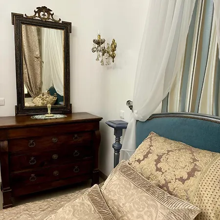 Maison Du Roy / Royal Chambers