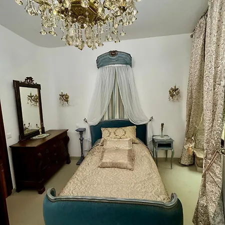 Maison Du Roy / Royal Chambers