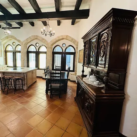 Maison Du Roy / Royal Chambers *