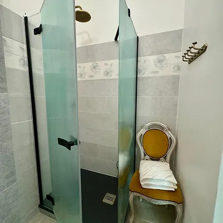 Maison Du Roy / Royal Chambers Apartment *