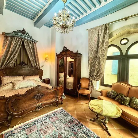 Maison Du Roy / Royal Chambers *