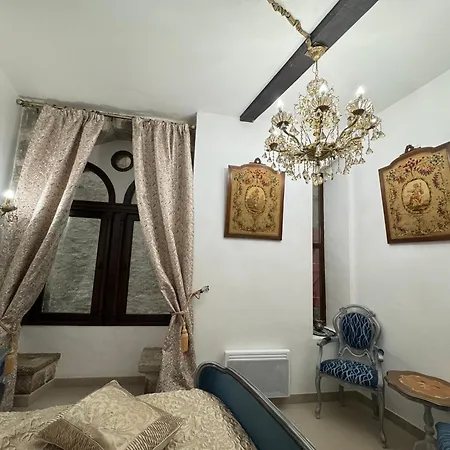 Maison Du Roy / Royal Chambers