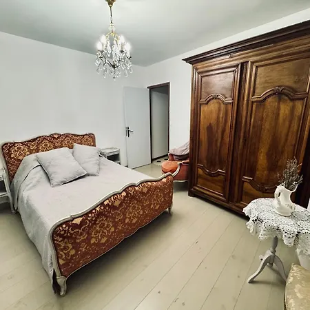 Maison Du Roy / Royal Chambers *