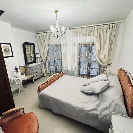 Maison Du Roy / Royal Chambers