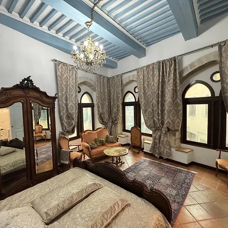 Maison Du Roy / Royal Chambers