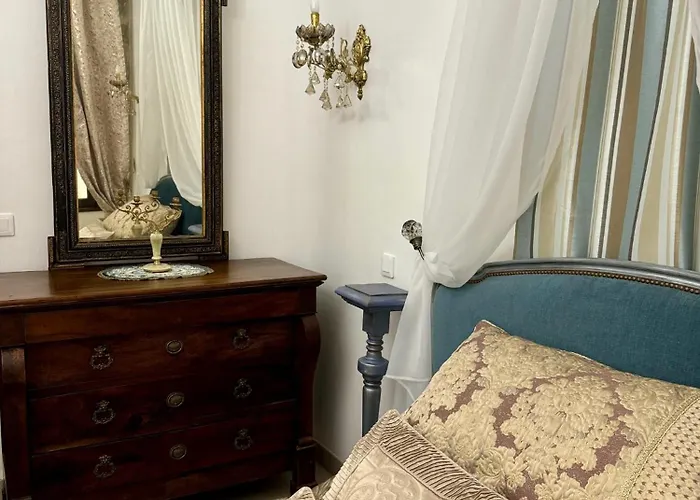 Maison Du Roy / Royal Chambers