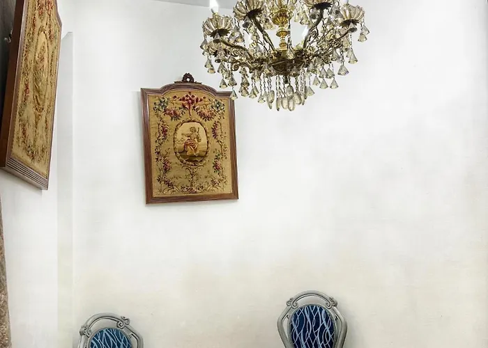 Maison Du Roy / Royal Chambers