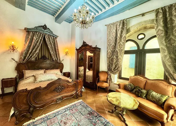 Maison Du Roy / Royal Chambers *