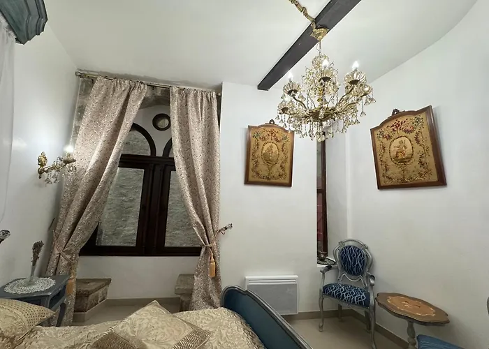 Maison Du Roy / Royal Chambers