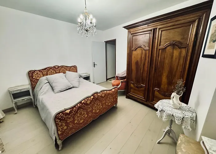 Maison Du Roy / Royal Chambers *