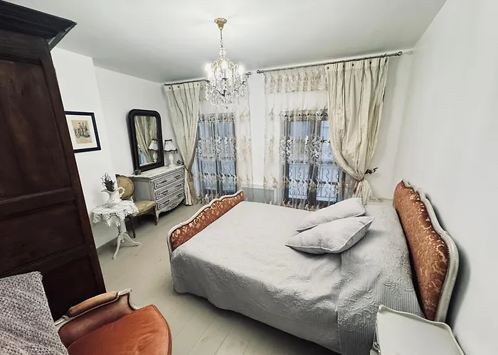 Maison Du Roy / Royal Chambers