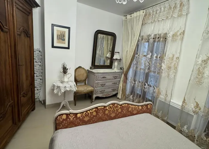 Maison Du Roy / Royal Chambers *