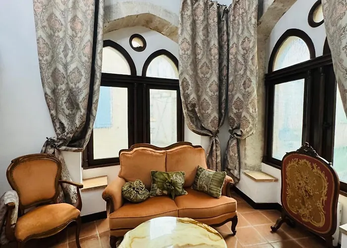 Maison Du Roy / Royal Chambers *