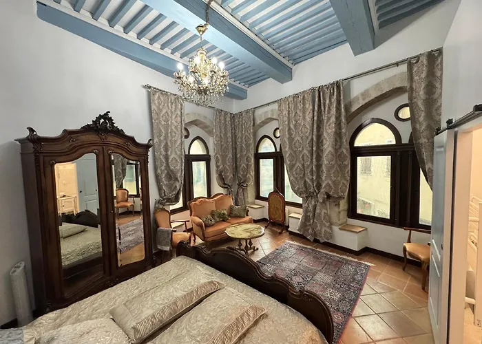 Maison Du Roy / Royal Chambers